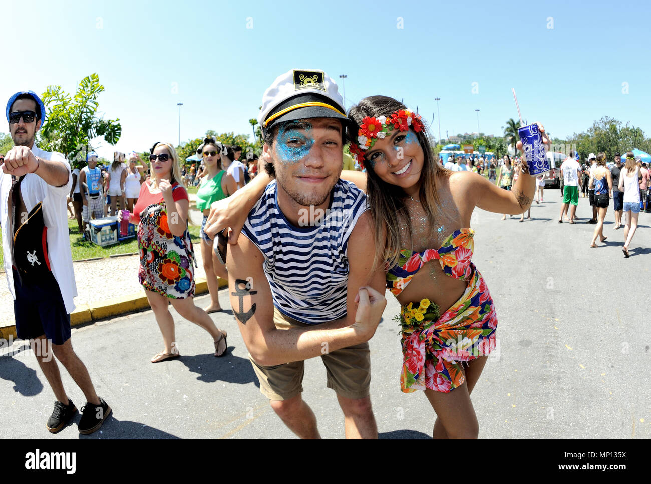 Brasilien, Rio de Janeiro - Februar 8, 2016: Nachtschwärmer die Teilnahme an einem Block Straßenkarneval Sargento Pimenta, Portugiesisch für Sergeant Pepper Stockfoto