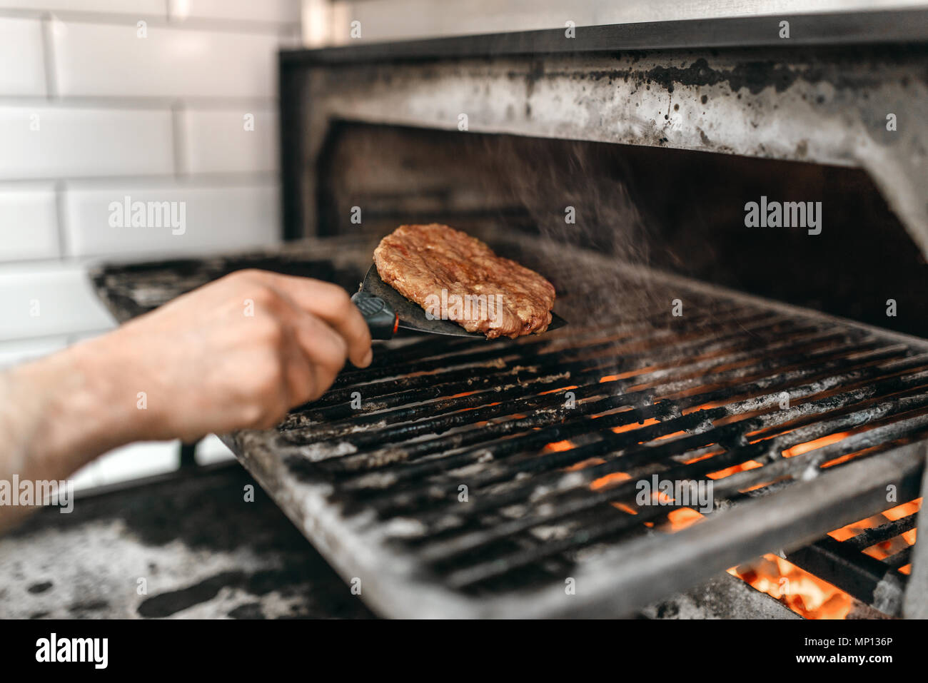 Kochen Hände bereitet smoky Fleisch am Grill Backofen, Burger Kochen.  Hamburger Vorbereitung, Fast Food, bbq Stockfotografie - Alamy