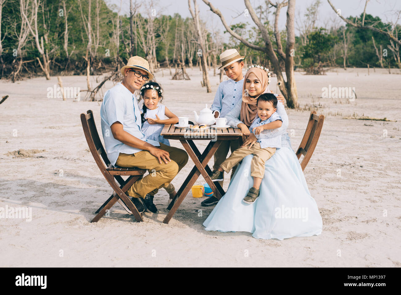 Gerne asiatische Familie in einem guten Moment des Glücks Picknick im Freien. Familie, Liebe und Beziehung Konzept Stockfoto
