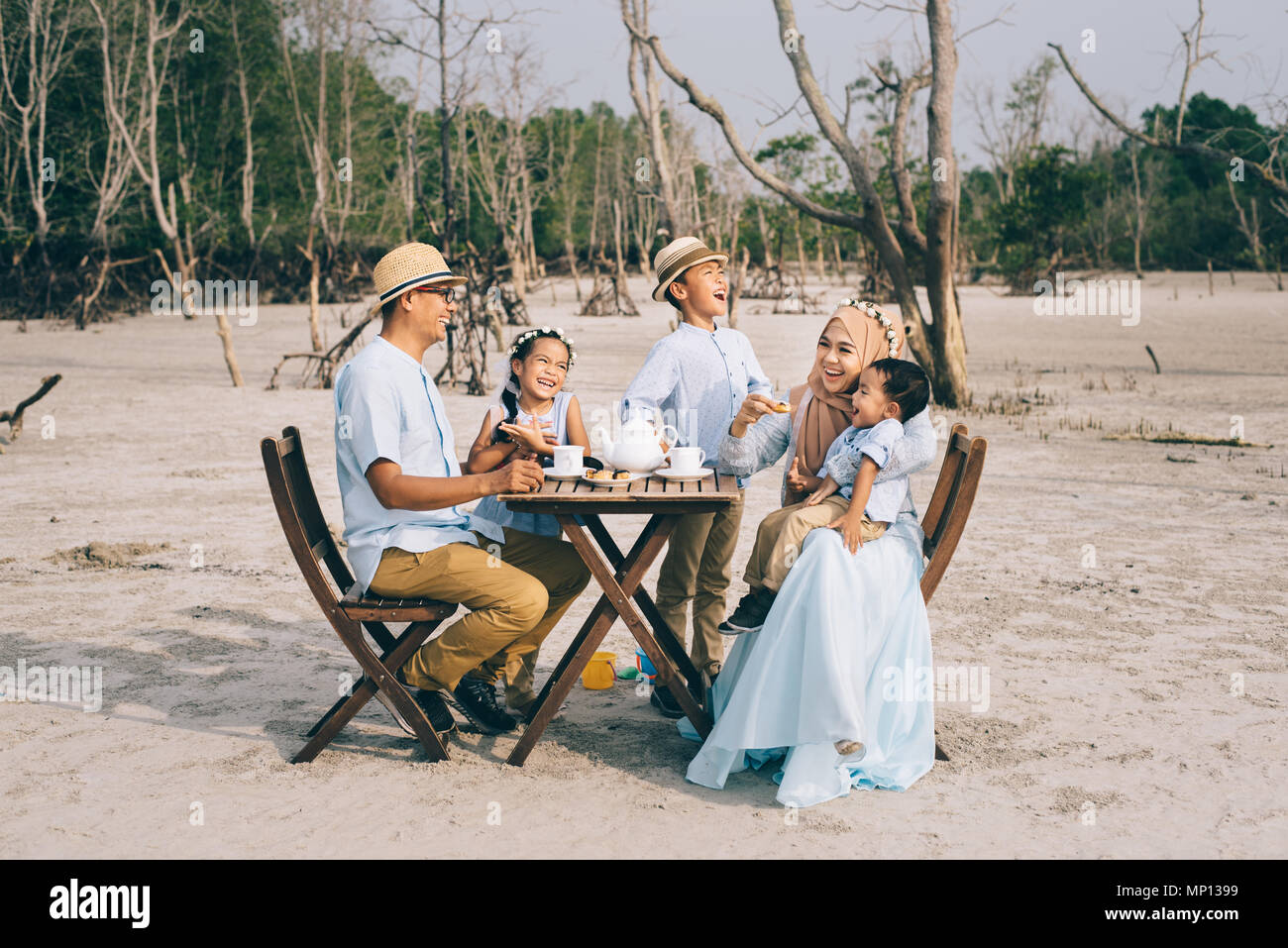 Gerne asiatische Familie in einem guten Moment des Glücks Picknick im Freien. Familie, Liebe und Beziehung Konzept Stockfoto