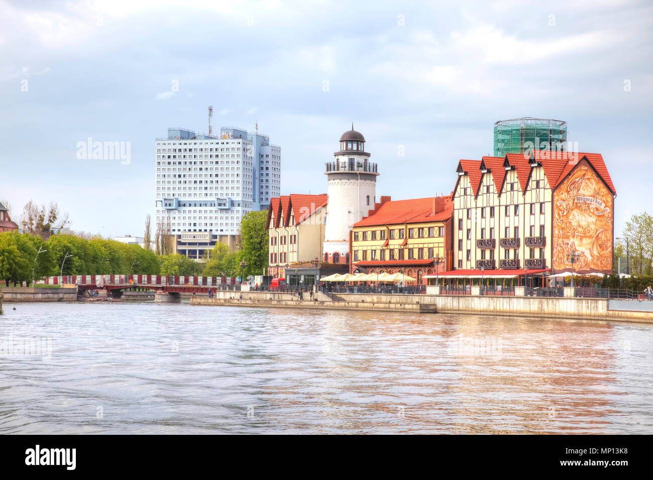 KALININGRAD, Russland - April 28.2018: Ethnographische und Handel-und-Craft Center Rybnaya derevnya in der Stadt Kaliningrad. Die Gebäude sind in t gebaut Stockfoto