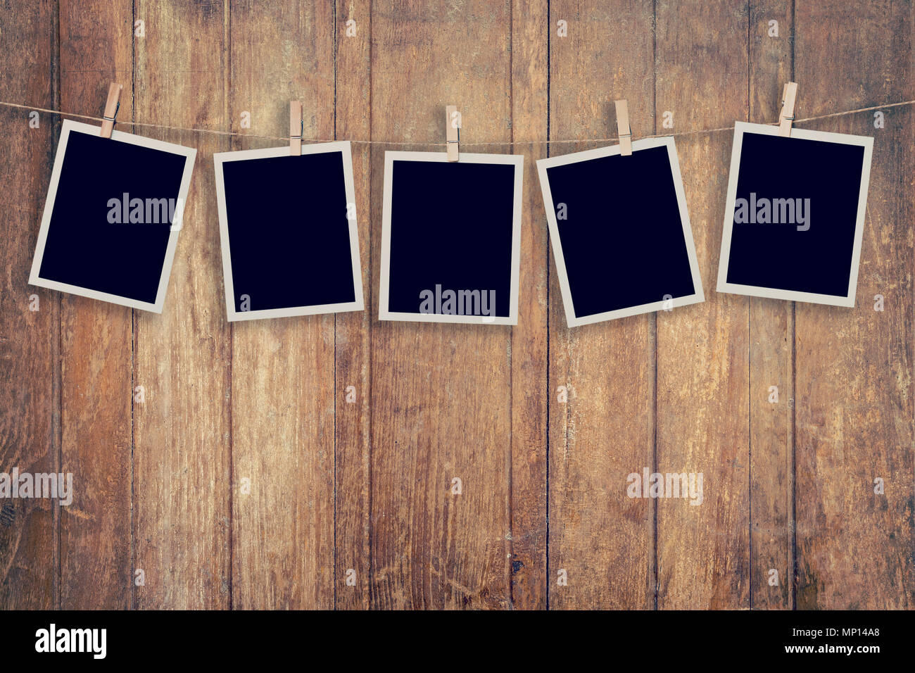 Fünf instant Foto auf Holz Hintergrund Textur und Vertikale, Vintage getönt. Stockfoto