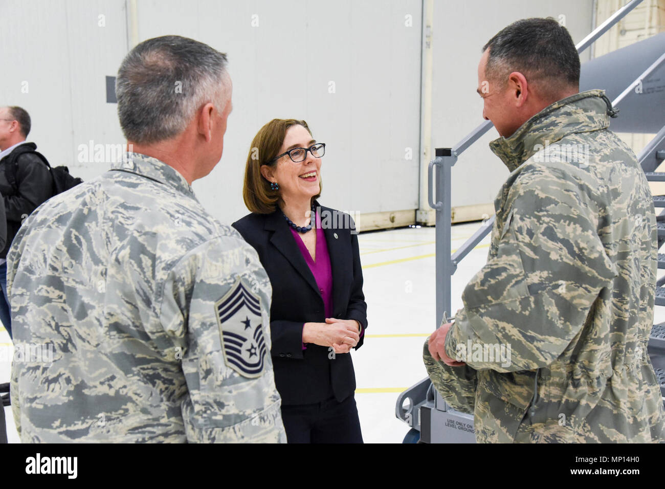 Oregon Gouverneur Kate Brown spricht mit Chief Master Sgt. Markieren McDaniel, 173Rd Fighter Wing command Chief und Col. Jeff Smith, 173Rd FW Commander, bei ihrem Besuch in Kingsley Feld in Klamath Falls, Oregon 13. März 2018. Braun, der Klamath Falls mit Brig gereist. Gen. James Kriesel, California Air National Guard Commander, und Dave Stuckey, Stellvertretender Direktor, Oregon militärische Abteilung ist zu Besuch in der Basisstation und Führungsrolle der Gemeinschaft. Stockfoto