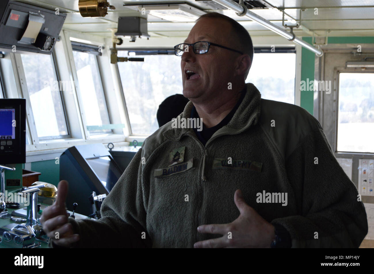 Us-Armee Sgt. 1. Klasse Christopher Baldwin, 1 Gehilfen des Landing Craft Utility 2023, U.S. Army Schiff Hobkirk, 97th Transportation Company (schwere Boot), 10 Transport Bataillon, 7 Transport Brigade (Auslandseinsätze), in Fort Eustis, Virginia, Schriftsatz verehrte Besucher auf kombinierte Operationen zwischen den aktiven Dienst und Armee finden Einheiten während CSTX 78-18-03, in gemeinsamen Expeditionary Base Little Creek, 13. März 2018. CSTX 78-18-03 ist ein Kampf Support Training übung, die sicherstellt, dass America's Army Reserve Einheiten und Soldaten ausgebildet sind und bereit, auf kurze bereitstellen - Bekanntmachung und brin Stockfoto