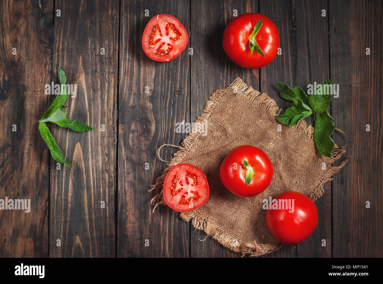 Nahaufnahme der frische, reife Tomaten auf Holz Hintergrund. Stockfoto