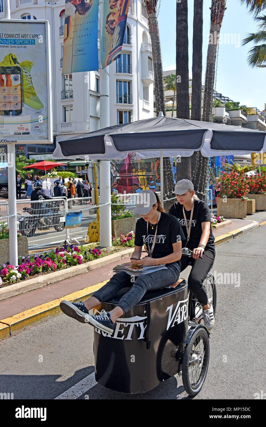 Cannes, Frankreich - 11. Mai 2018: Nicht identifizierte Frau Verteilung von verschiedenen Zeitschriften an, zu den Volksmengen, und man erhält eine Fahrt, bei der 71St Cannes Film Festiv Stockfoto