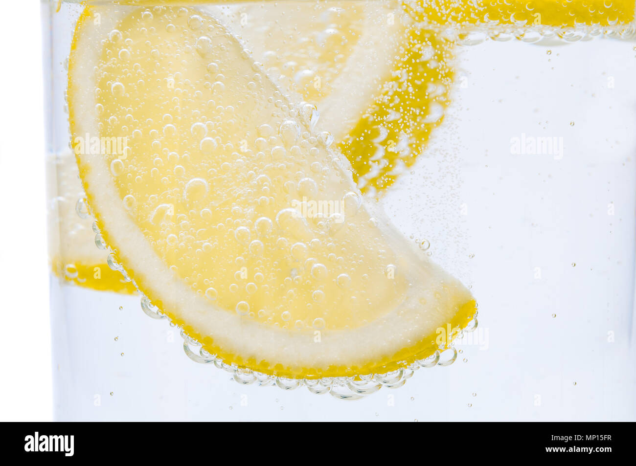 Zwei Scheiben frische Zitrone in Limonade. Stockfoto