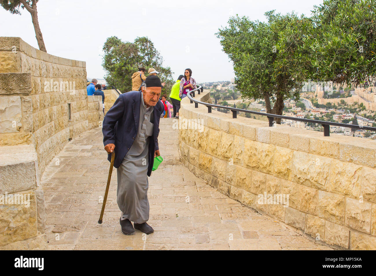 8. Mai 2018 einen älteren Mann mit Schüssel seines Bettler seinen Weg auf dem Ölberg in Jerusalem Israel. Stockfoto
