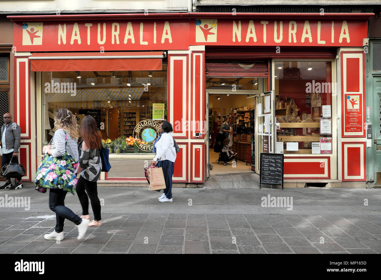 Fußgänger vorbei Naturalia Store auf Rue Montorgueil eine Straße in der Nähe von Les Halles Umgebung im Zentrum von Paris Frankreich Europa EU-KATHY DEWITT Stockfoto