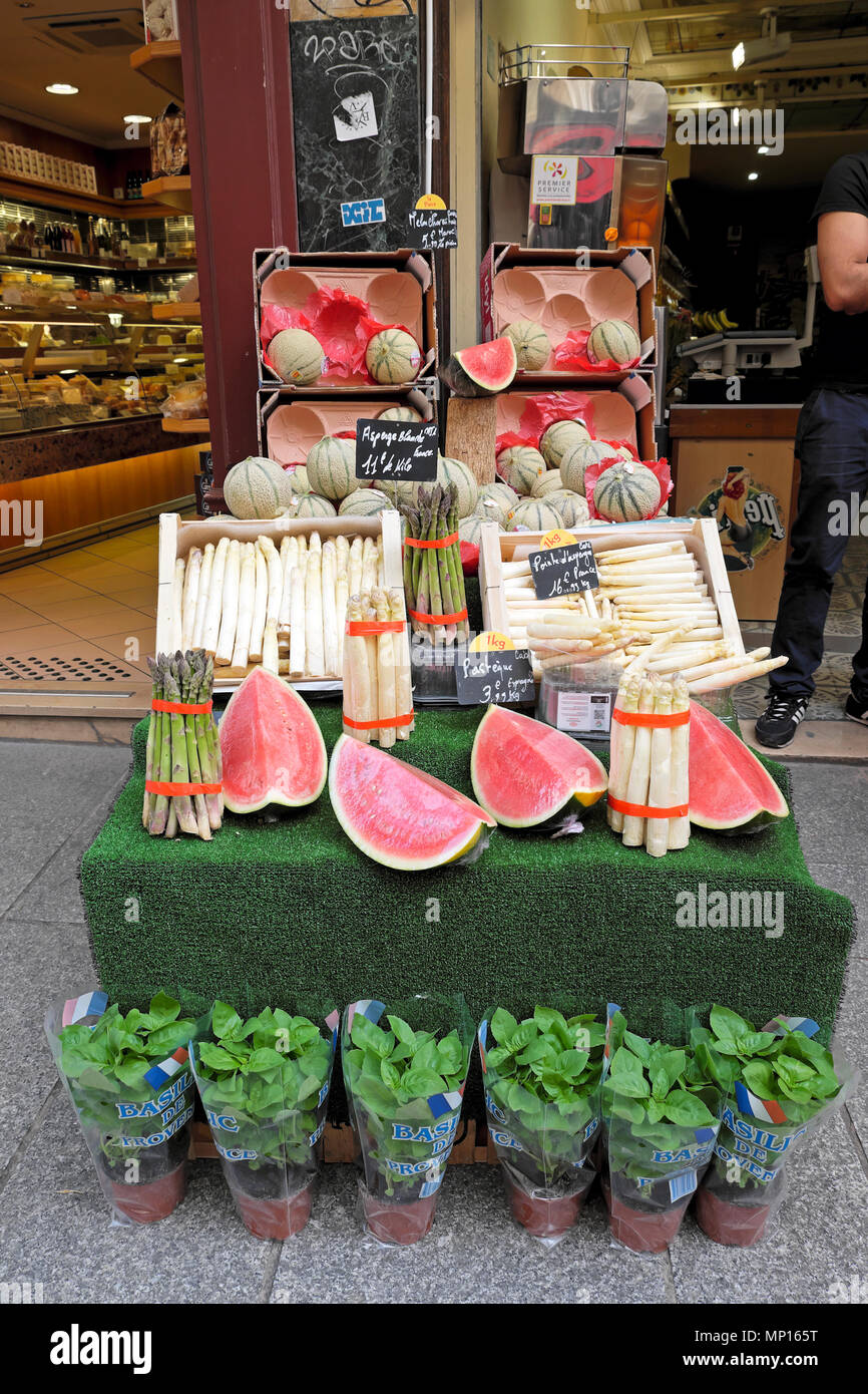 Obst und Gemüse in der Rue Mouffetard Straße in der Nähe der Les Halles in Paris Frankreich Europa EU-KATHY DEWITT Stockfoto