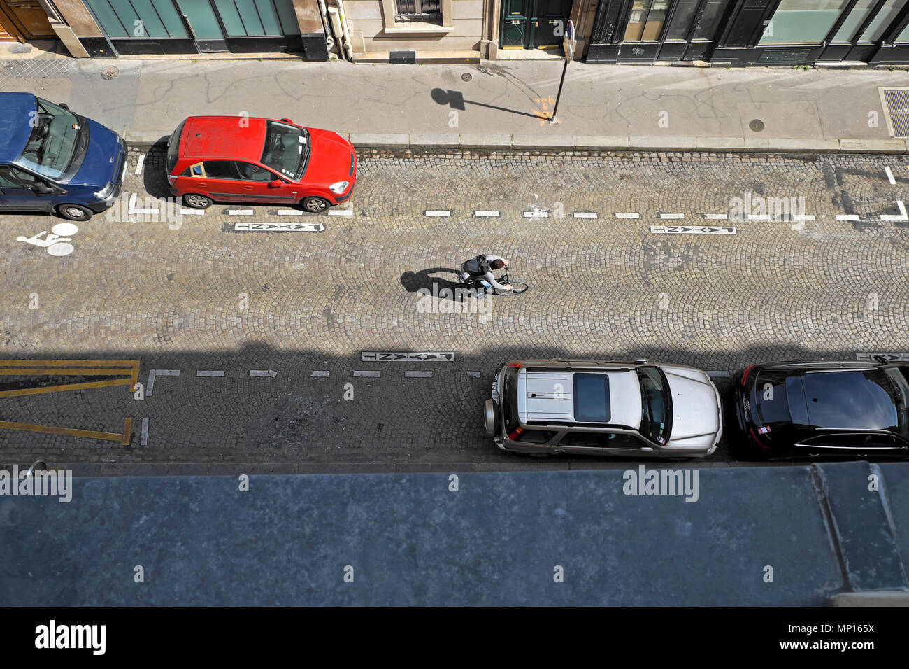 Luftaufnahme des Menschen Radfahren mit dem Fahrrad entlang der Rue Pierre Semard, Paris Frankreich Europa EU-KATHY DEWITT Stockfoto