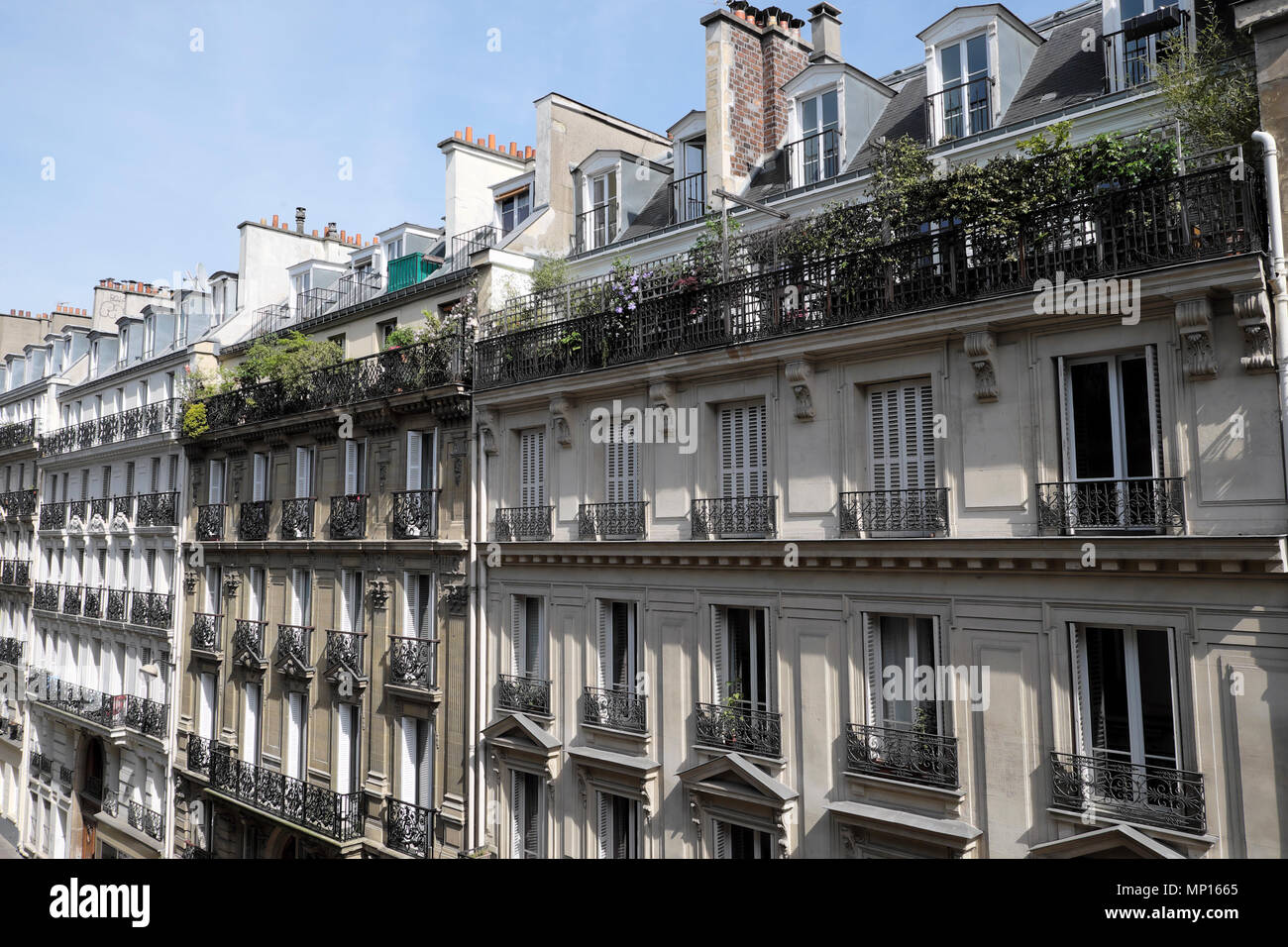 Außenansicht Reihe von Wohngebäuden Pflanzen auf Balkongeländern in der Rue Pierre Semard Paris 9. Arrondissement Frankreich Europa EU KATHY DEWITT Stockfoto