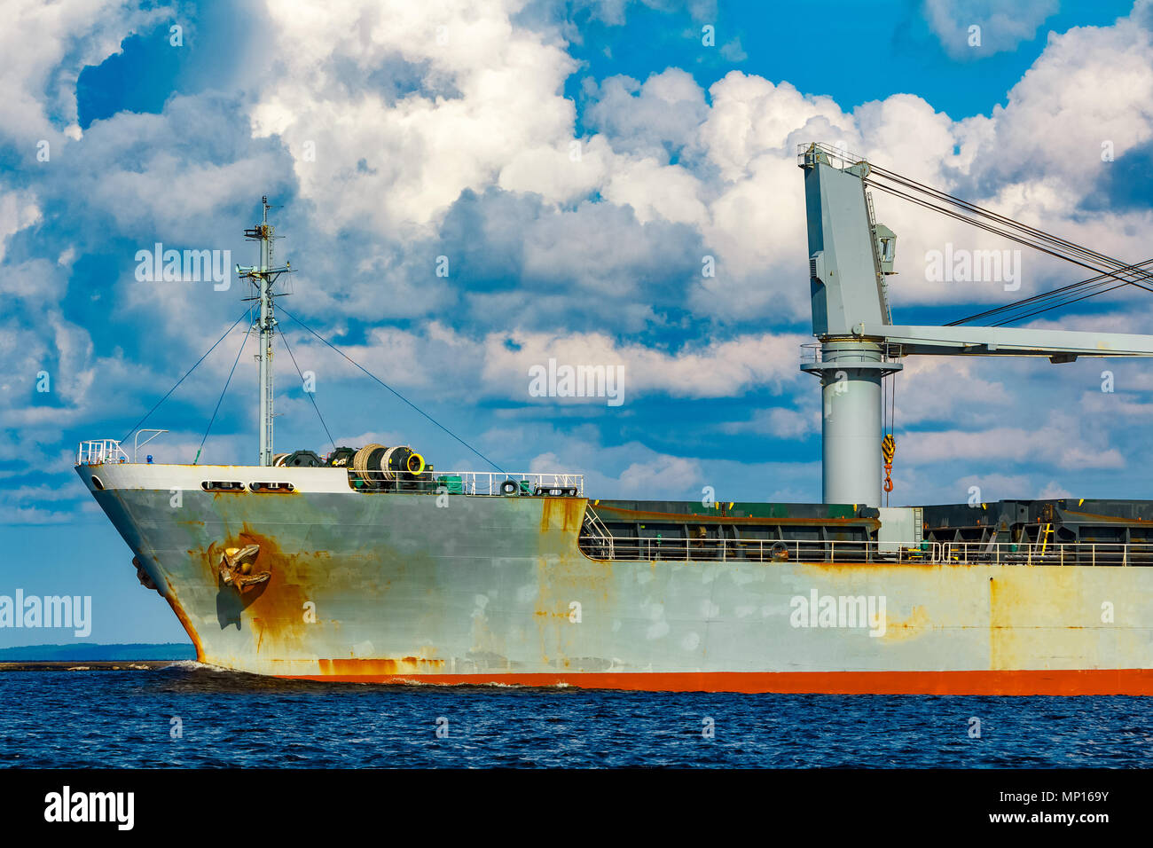 Grau Frachtschiff. Logistik und Merchandise Transporte Stockfoto