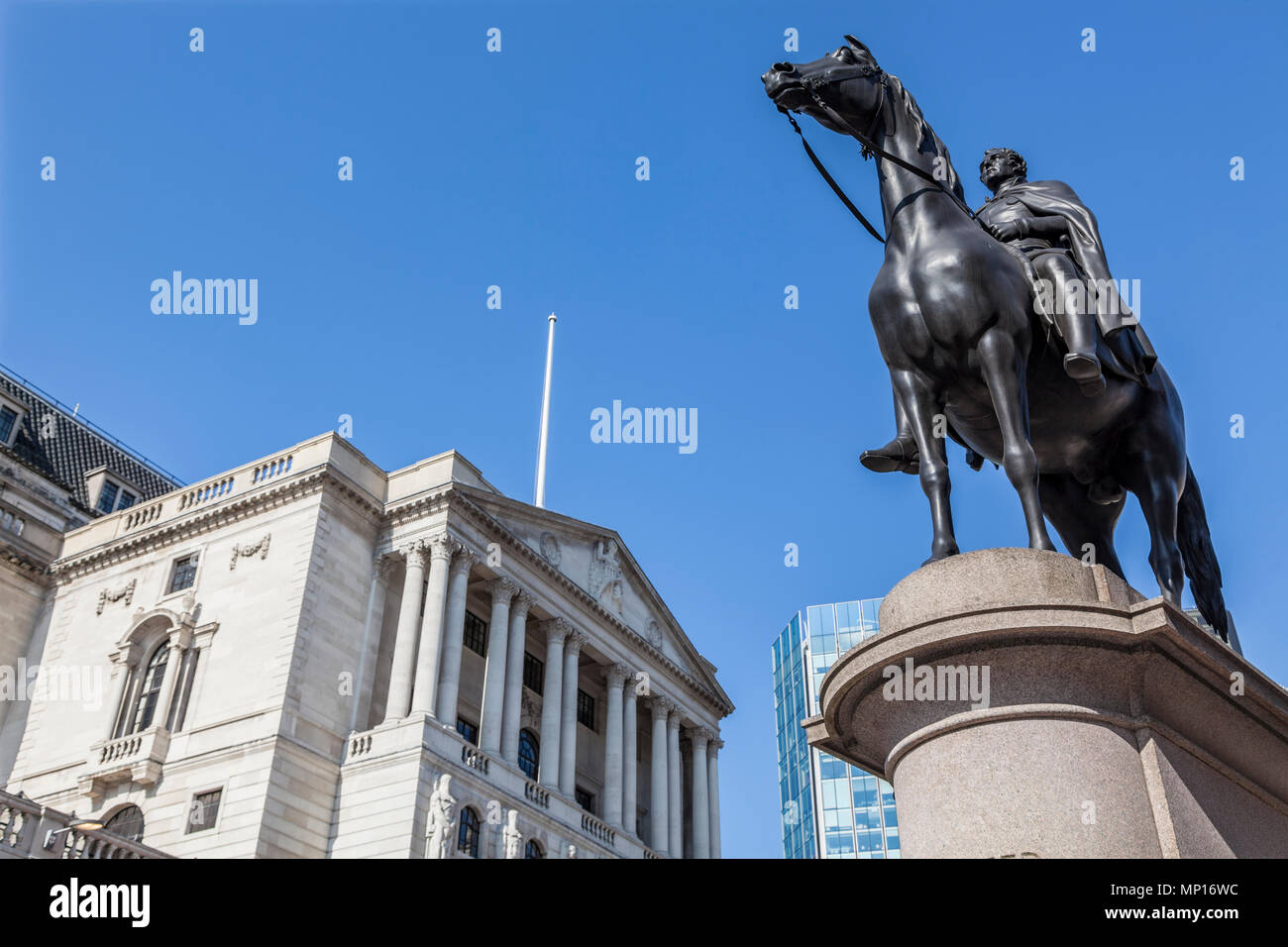 Bank von England auf Threadneedle Street im Herzen von Londons Finanzviertel, mit Herzog von Wellington Statue im Vordergrund Stockfoto