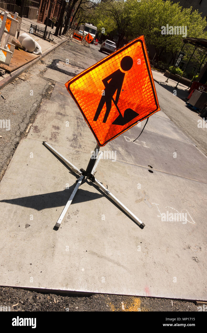 Orange schwarze Symbol Zeichen stand der Arbeiter. Bau voran geschieht Stockfoto