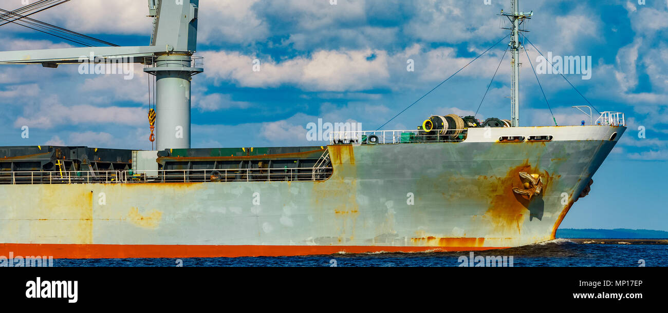 Grau Frachtschiff. Logistik und Merchandise Transporte Stockfoto
