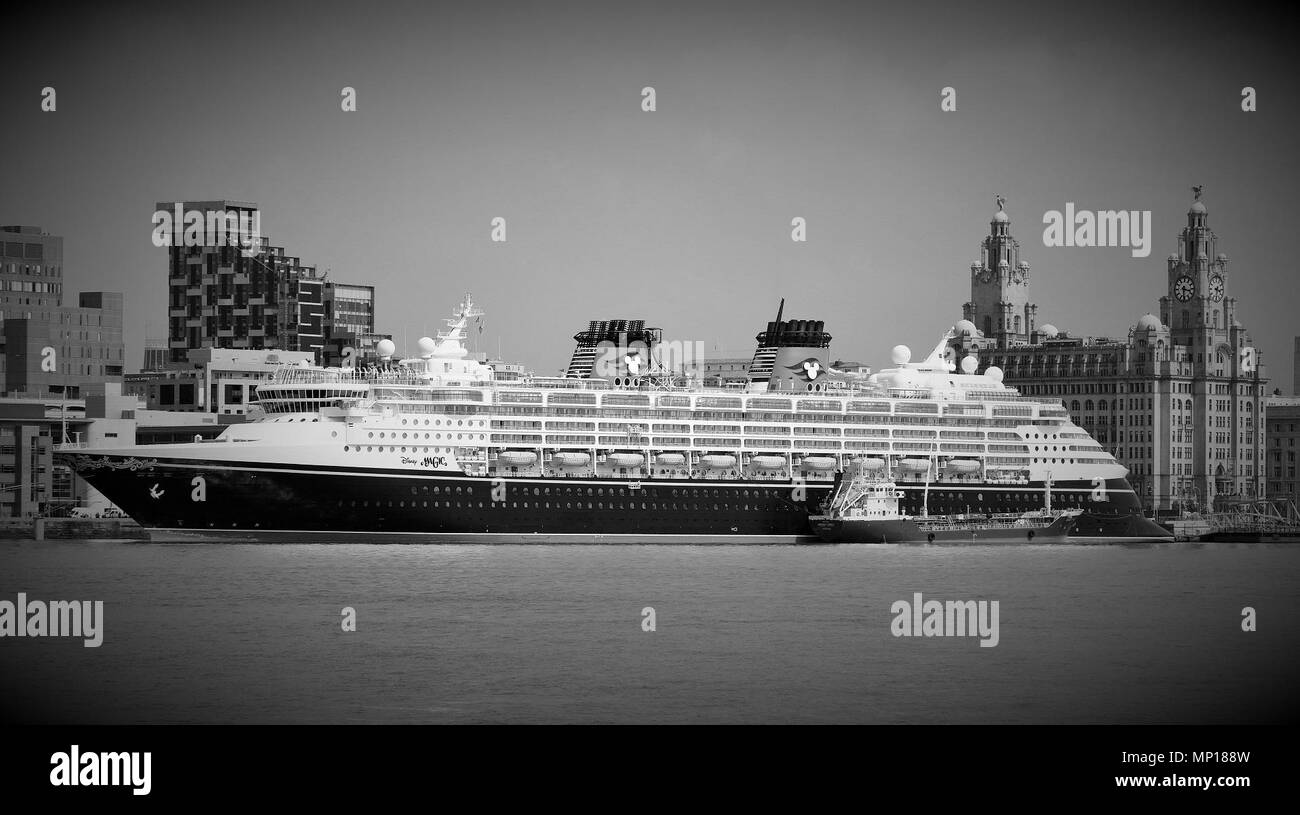 Liverpool, Großbritannien, Disney Magic Cruise Liner Segel aus Liverpool nach einem langen Tag in der Stadt credit Ian Fairbrother/Alamy Stockfoto