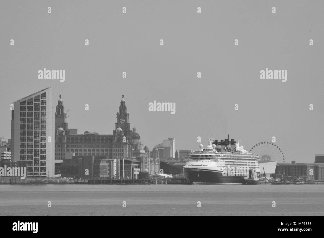 Liverpool, Großbritannien, Disney Magic Cruise Liner Segel aus Liverpool nach einem langen Tag in der Stadt credit Ian Fairbrother/Alamy Stockfoto