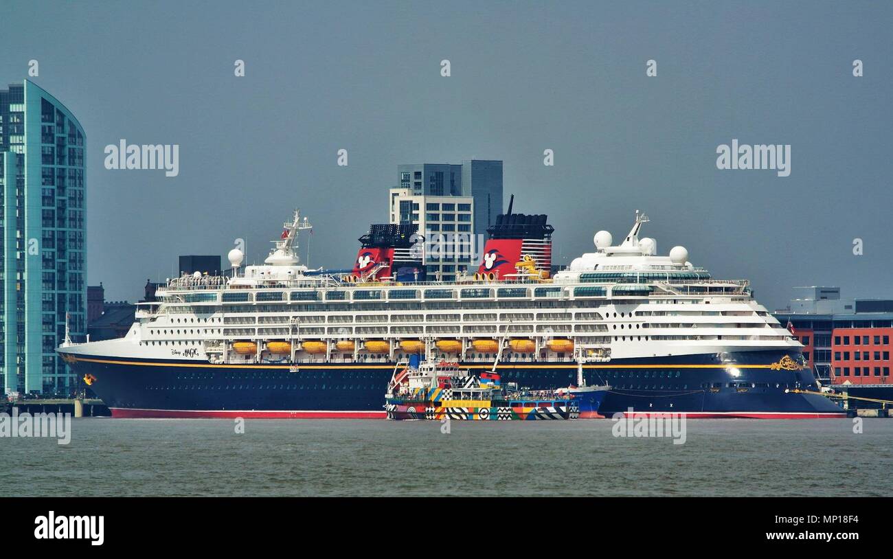 Liverpool, Großbritannien, Disney Magic Cruise Liner Segel aus Liverpool nach einem langen Tag in der Stadt credit Ian Fairbrother/Alamy Stockfoto