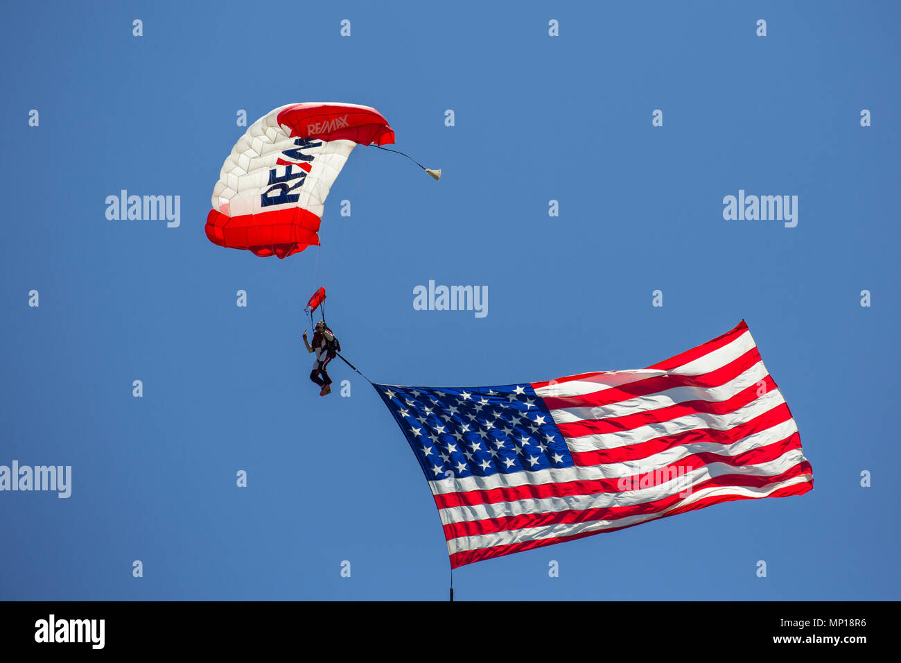 REMAX Sky Diving Team bei der zentralen Texas Airshow Stockfoto