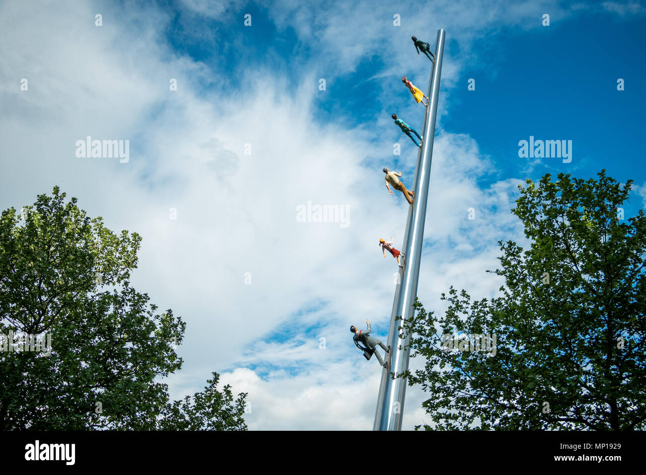 Zu Fuß zum Himmel, eine berühmte Sehenswürdigkeit Skulptur in der Nähe von Forbes Ave. in Pittsburgh, PA, grüßt Besucher auf dem Campus der Carnegie Mellon University. Stockfoto