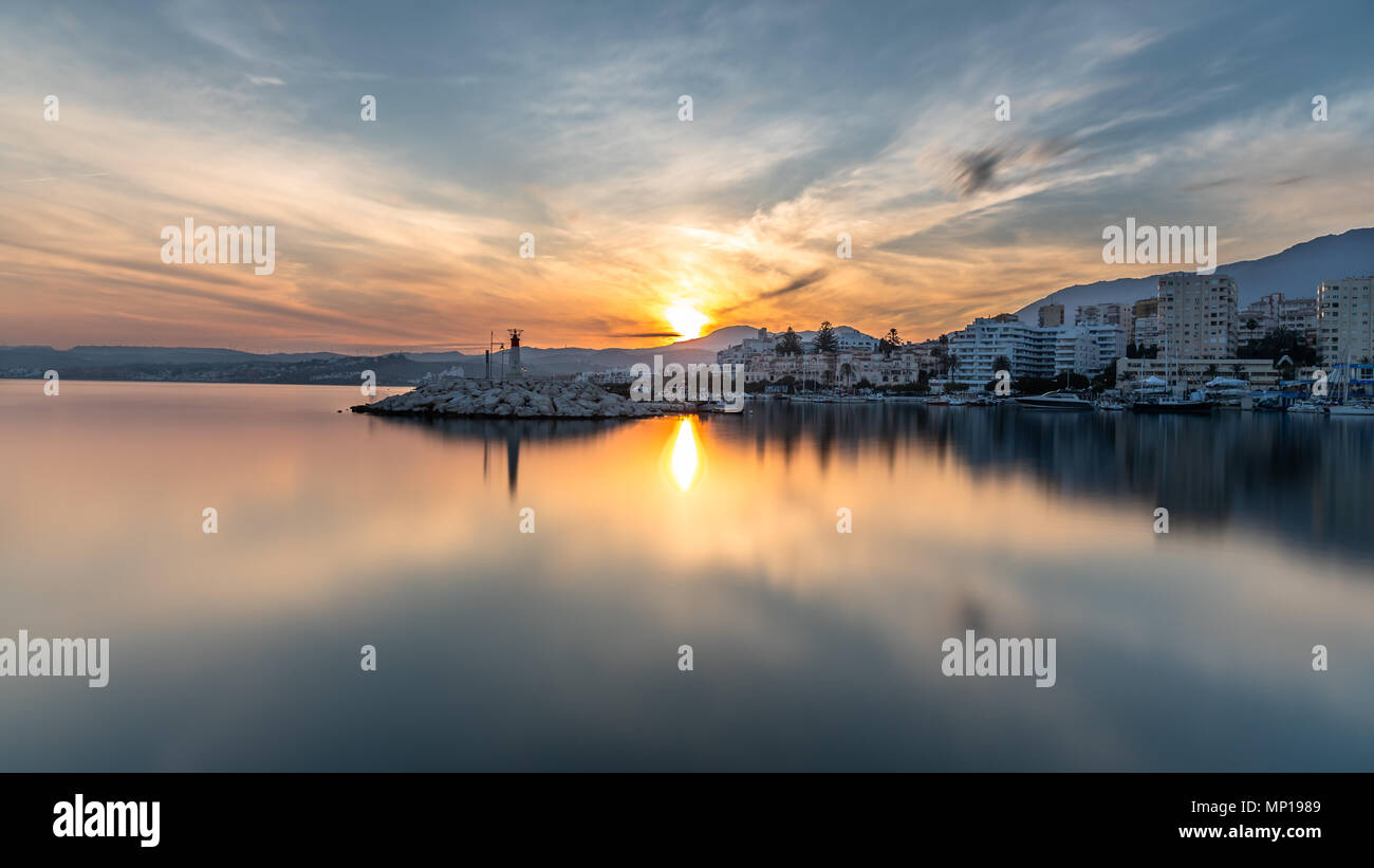Lange Belichtung eines Hafen bei Sonnenuntergang an der Costa del Sol in Spanien Stockfoto