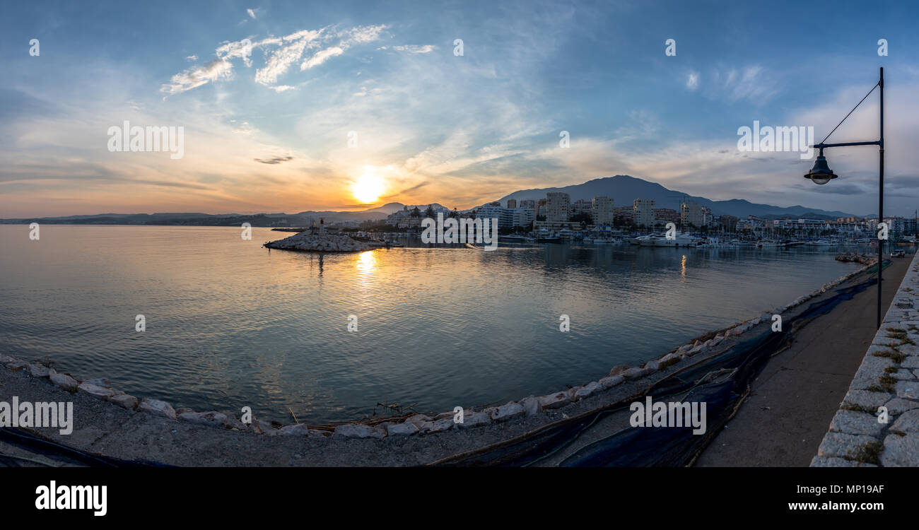 Lange Belichtung eines Hafen bei Sonnenuntergang an der Costa del Sol in Spanien Stockfoto
