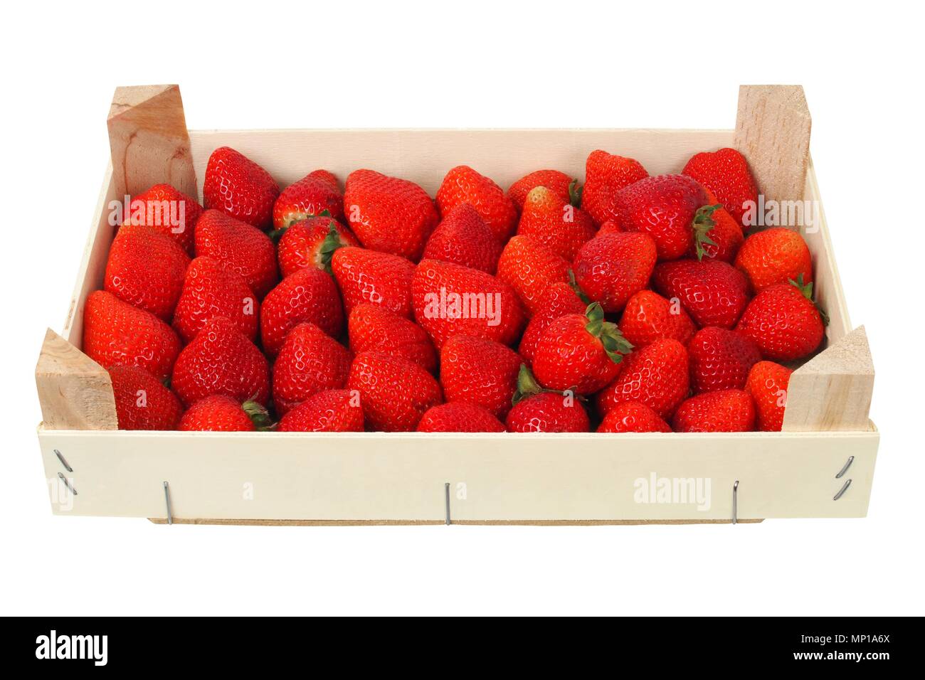 Erdbeeren im Holzkasten, auf weißem Hintergrund Stockfoto