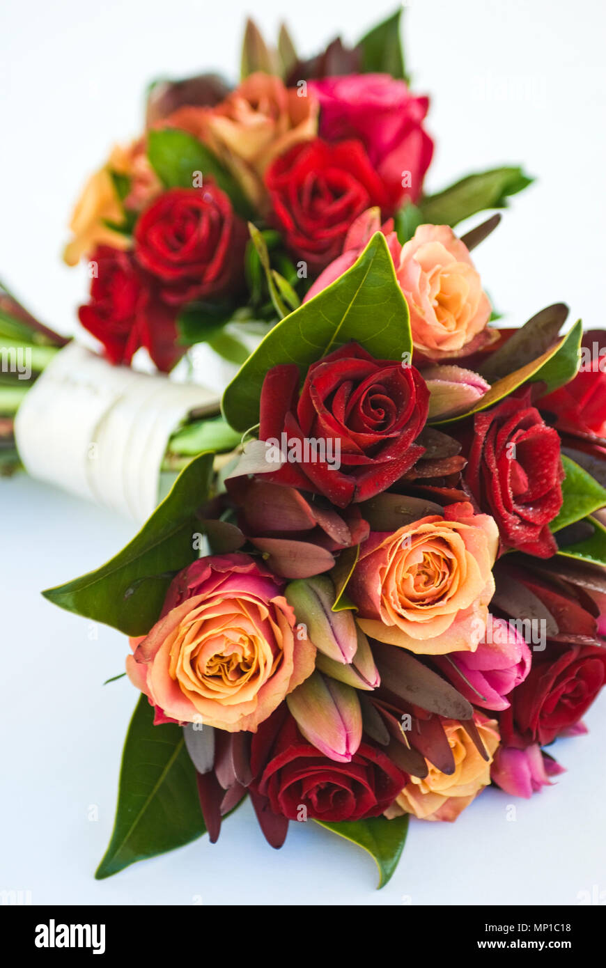 Gelbe und rote Rosen Mittelstück orange rosa color mix color Passion romantisch Schatten herrlichen Blumenstrauß Home Decor Idee schöne Home Idee Hochzeit Stockfoto