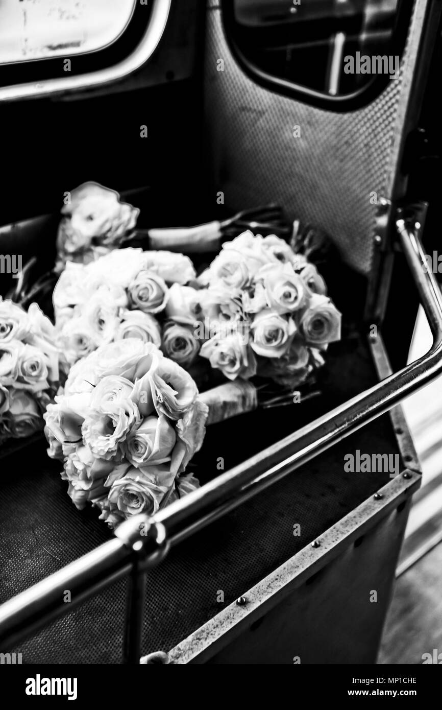 Schwarze und weiße Blume Anordnung bw Fotos von blumen blumenstrauss Stockfoto