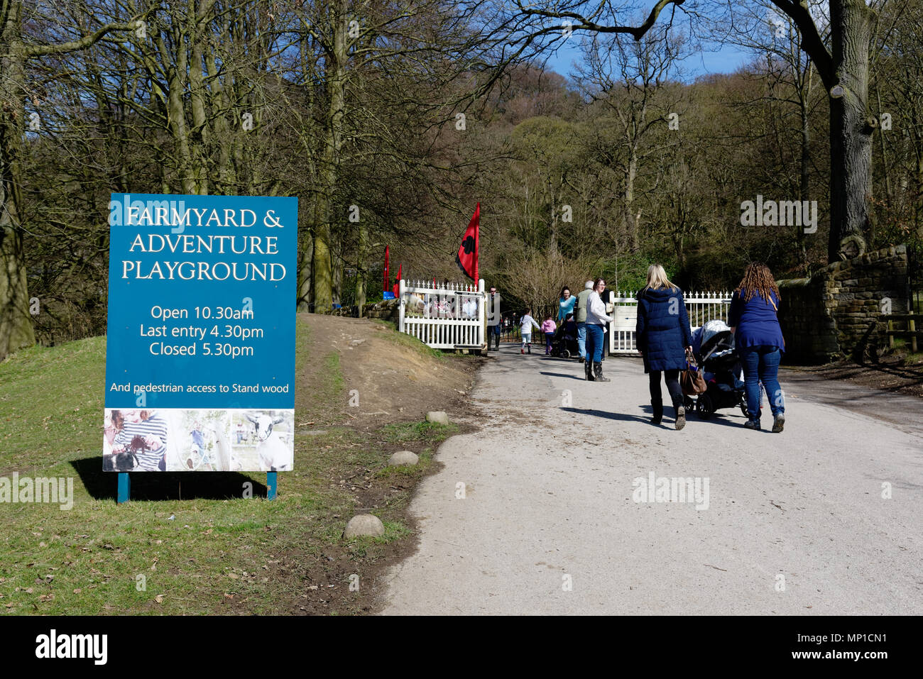 Die Menschen in den Hof- und Abenteuerspielplatz in Chatsworth House, Bakewell, Derbyshire, Stockfoto