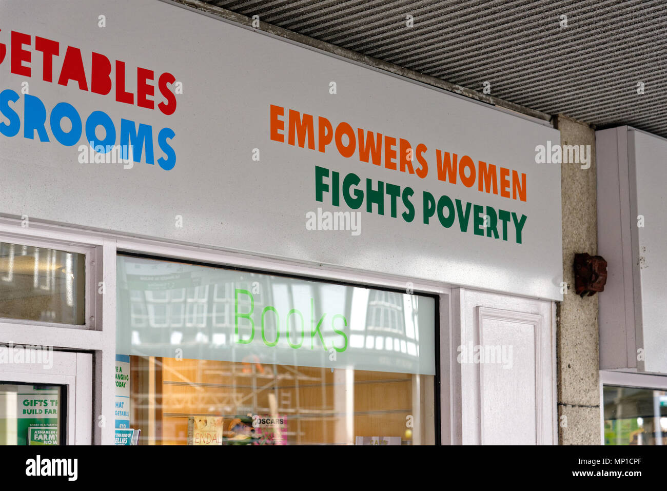 Oxfam Shop vorne, mit den Slogans "bestärkt Frauen', 'bekämpft Armut' Stockfoto