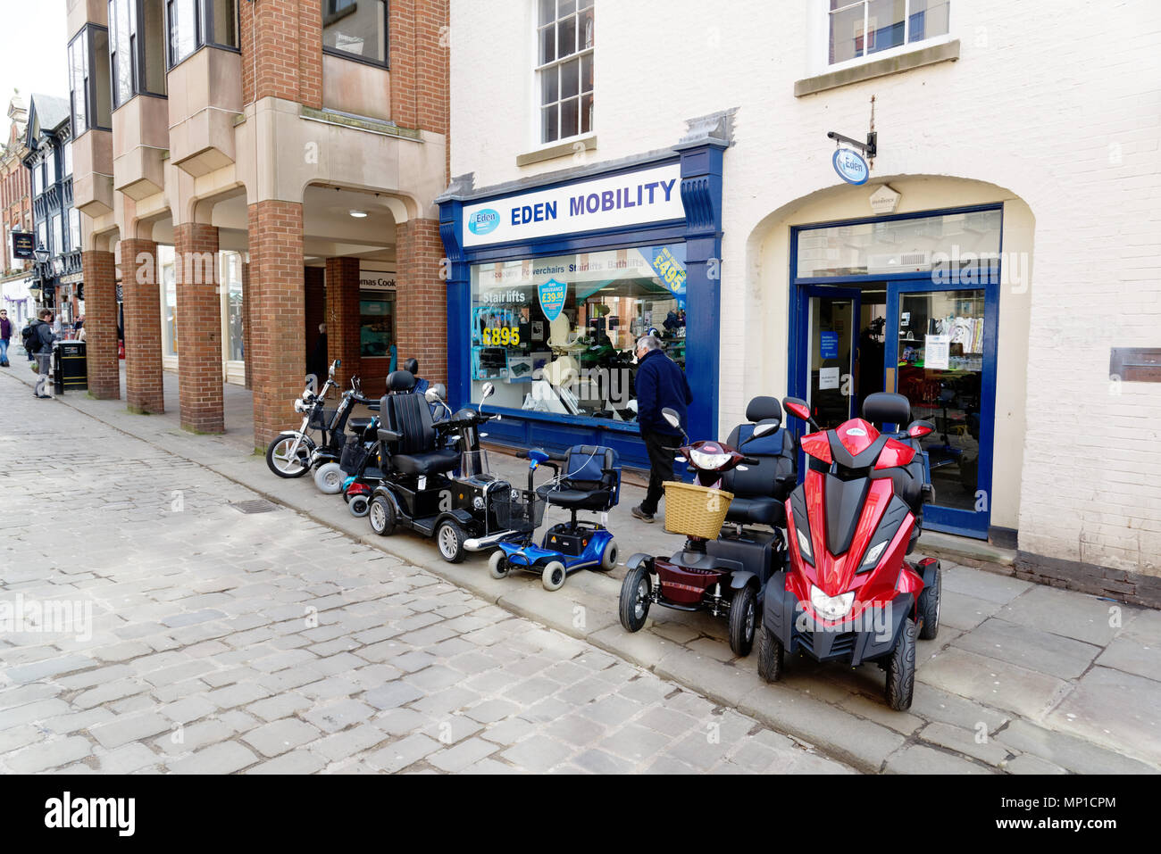 Ein Sortiment von elektrischen Rollstühlen außerhalb einer mobility Shop in Chesterfield, Derbyshire, England Stockfoto