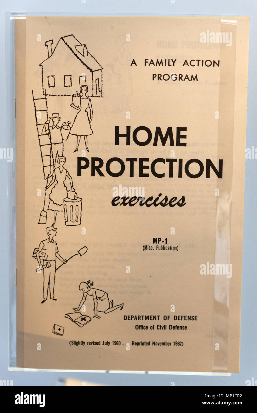 Eine Broschüre aus dem Kalten Krieg Beschreibung Home Schutz Übungen im Falle eines nuklearen Angriffs Stockfoto