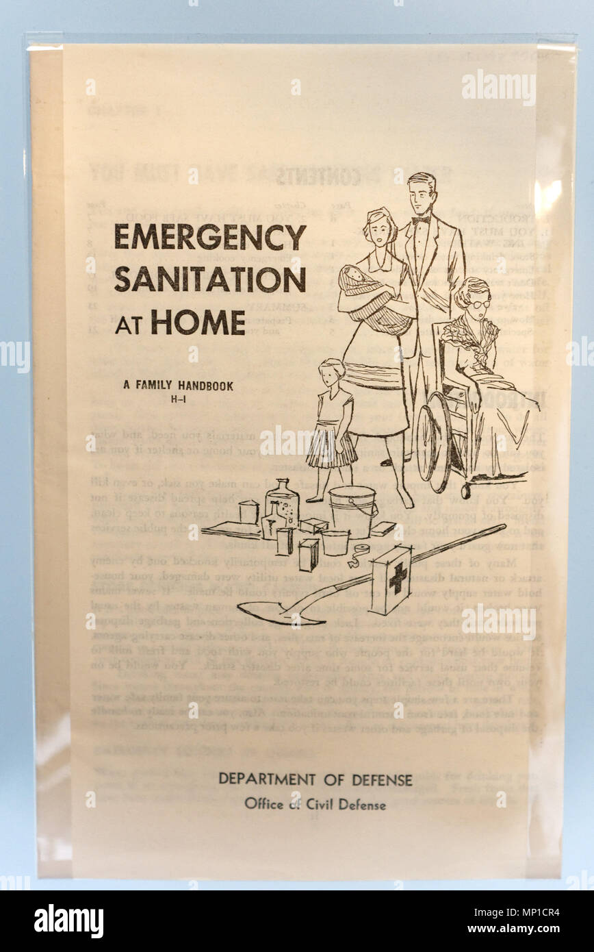 Eine Broschüre aus dem Kalten Krieg Beschreibung Not Home Abwasserentsorgung im Falle eines nuklearen Angriffs Stockfoto