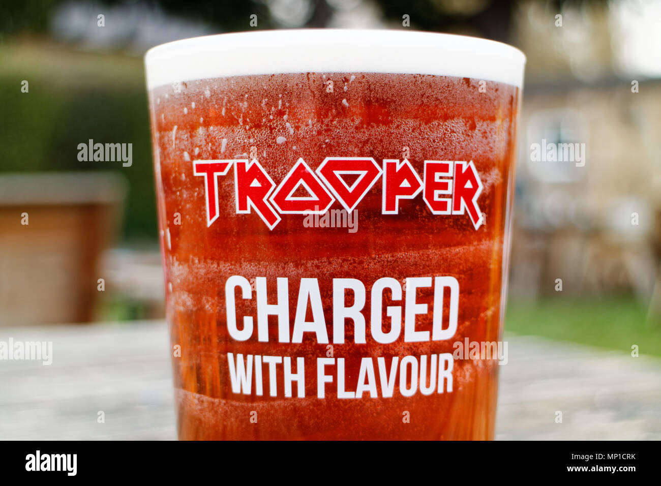 Ein pint Trooper Bier, in Zusammenarbeit mit der Britischen Heavy Metal Gruppe Iron Maiden gemacht Stockfoto