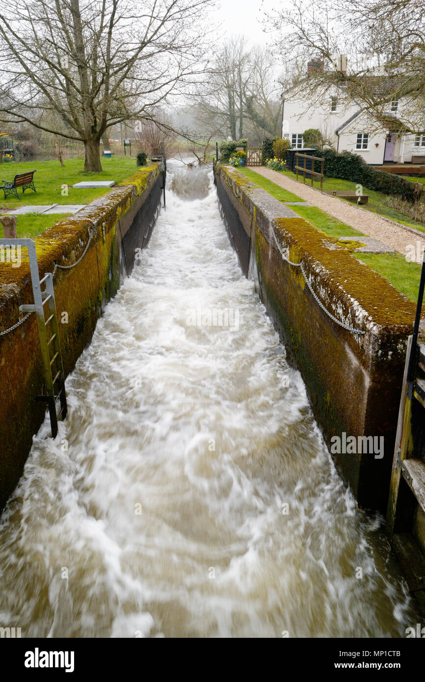 Hochwasser racing durch die Mühle Rennen in Dedham Mill, in der Nähe von Flatford, Essex Stockfoto