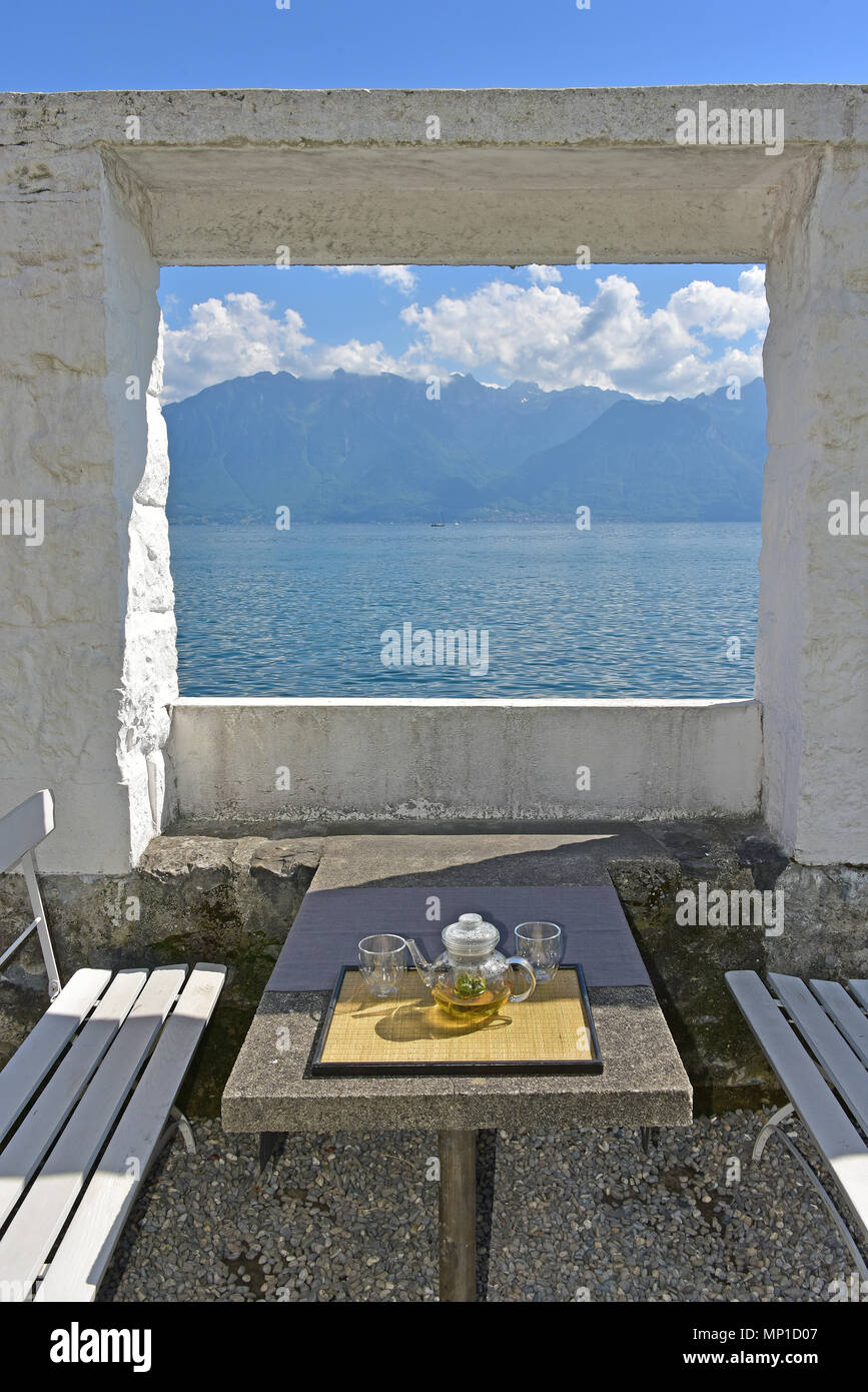 Tisch bereit für Tee-time, mit Fenster in der Wand, mit Blick auf den Genfer See, in der Villa Le Lac, Le Corbusier, Corseaux, Schweiz Stockfoto