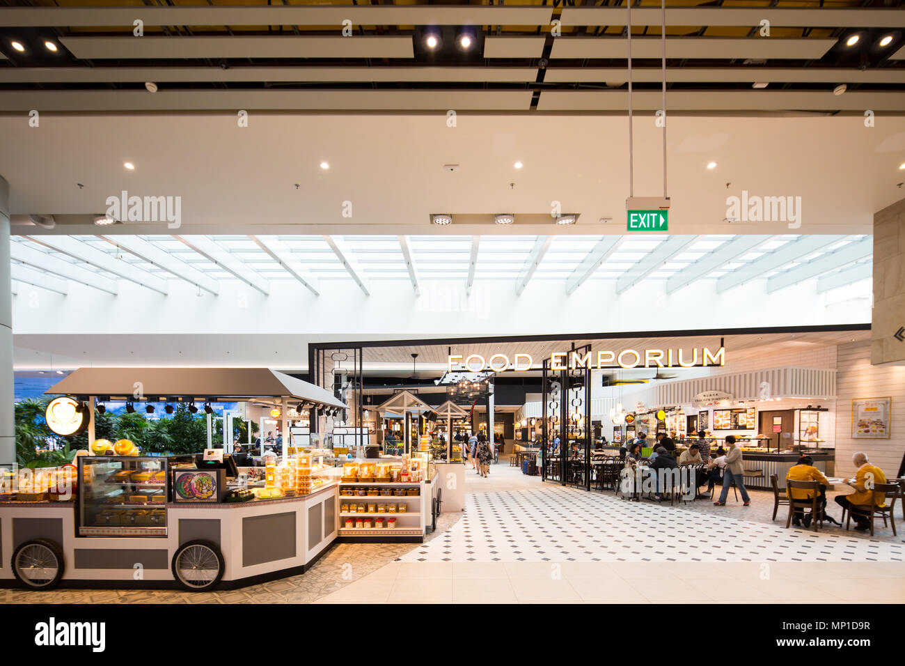 Innenarchitektur des Eingangs des Food Emporium, die Leute können frei gehen, um ihren Lieblingsstand für eine warme Mahlzeit zu wählen. Flughafen Singapur Terminal 4. Stockfoto