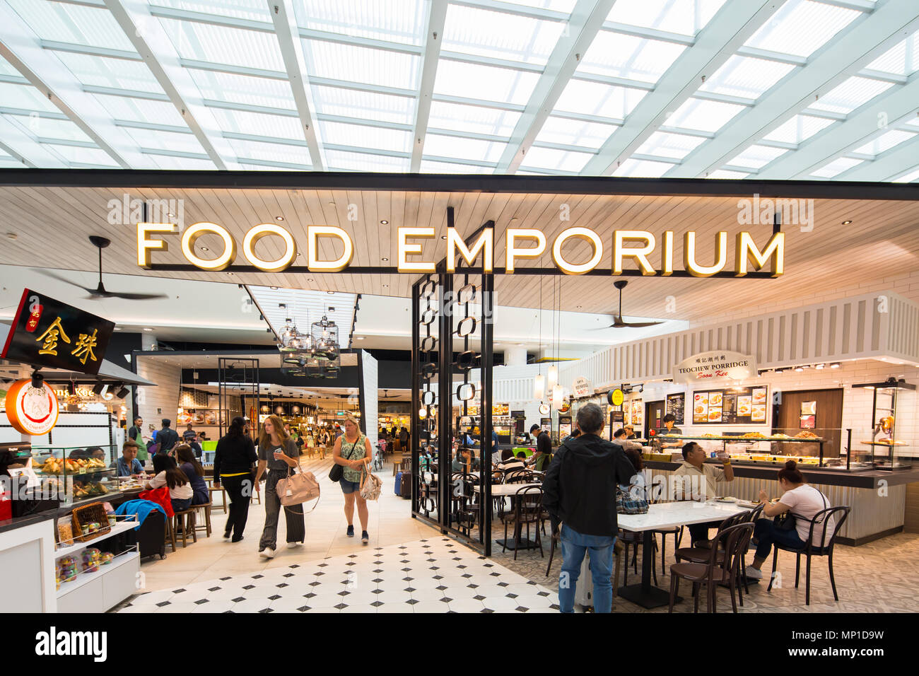 Innenarchitektur des Eingangs zum Food Emporium oder allgemein bekannt als Food Court oder Essbereich am Flughafen Singapur Changi Terminal 4. Stockfoto