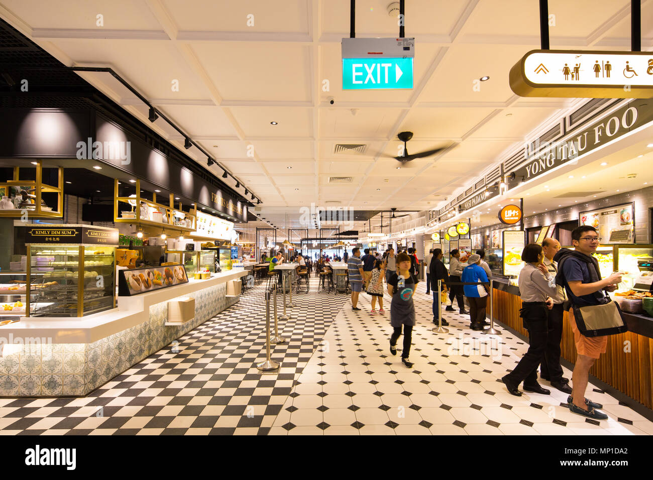 Innenarchitektur des Food Emporium oder allgemein bekannt als Food Court oder Essbereich am Flughafen Singapur Changi Terminal 4. Stockfoto