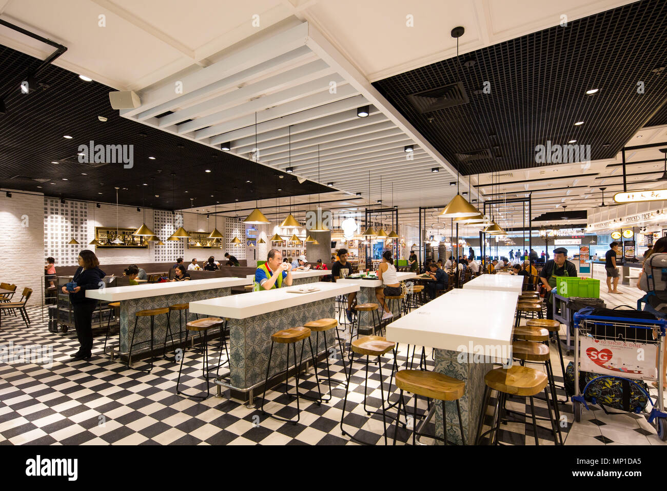 Inneneinrichtung des Food Emporium oder allgemein bekannt als Food Court oder Essbereich am Flughafen Singapur Changi Terminal 4. Stockfoto