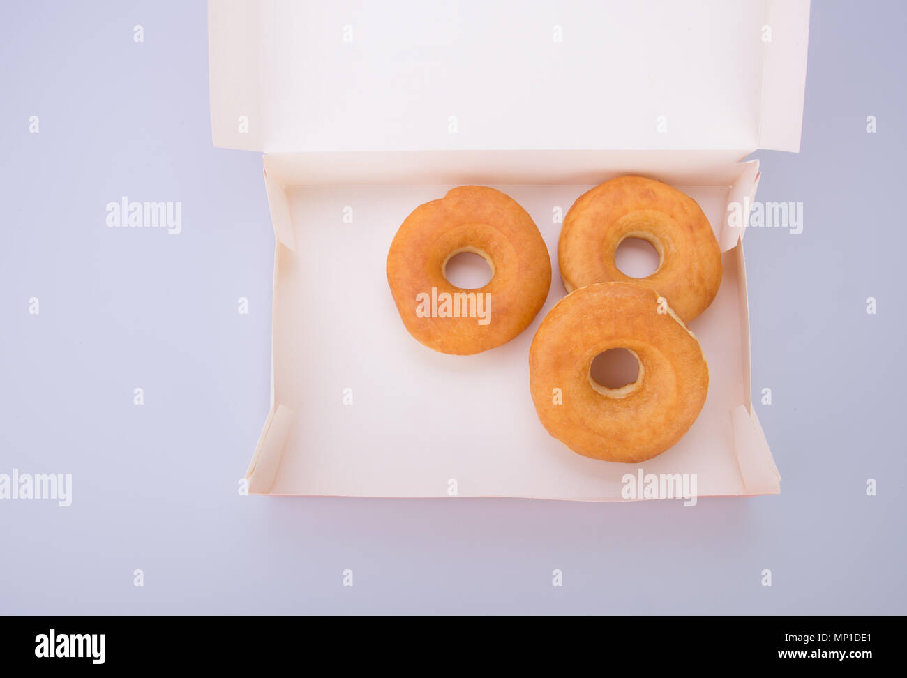 Donut oder Krapfen in Feld auf dem Hintergrund Stockfoto
