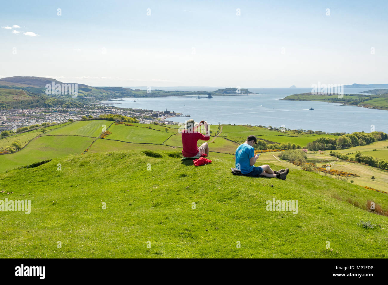 Anzeigen von Largs und den Firth of Clyde im Frühjahr von der Oberseite der Knock Hill, Largs, North Ayrshire, Schottland, Großbritannien Stockfoto