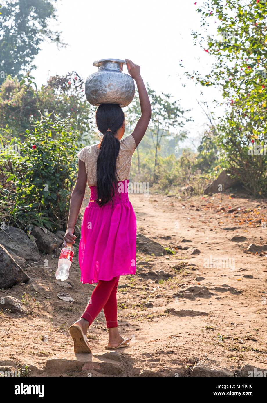 Junge Mädchen tragen von Wasser in einem Topf auf dem Kopf, саква Dorf, Meghalaya, Indien Stockfoto