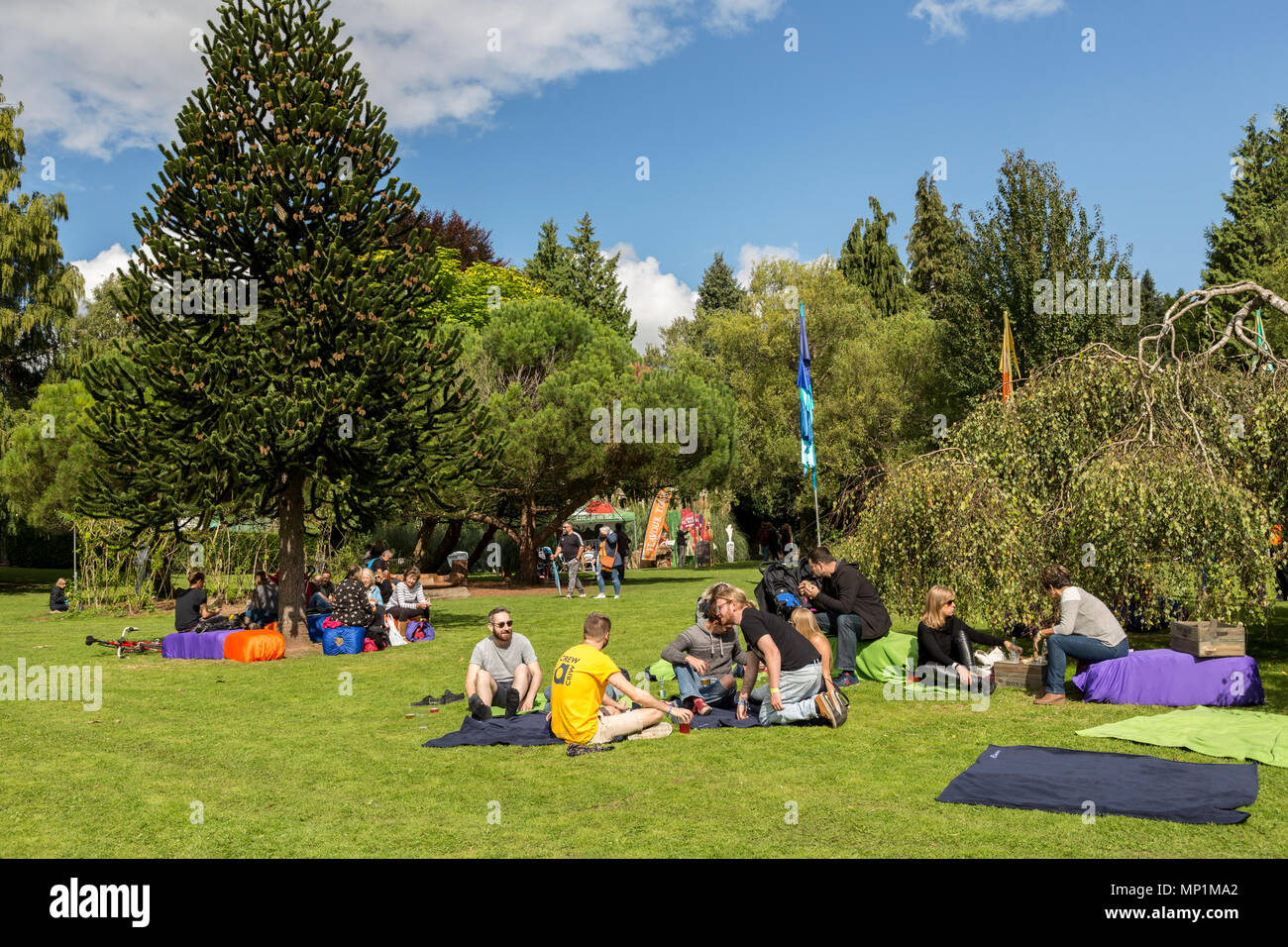 Die Menschen in den Park während Abergavenny Food Festival, Wales, Großbritannien Stockfoto