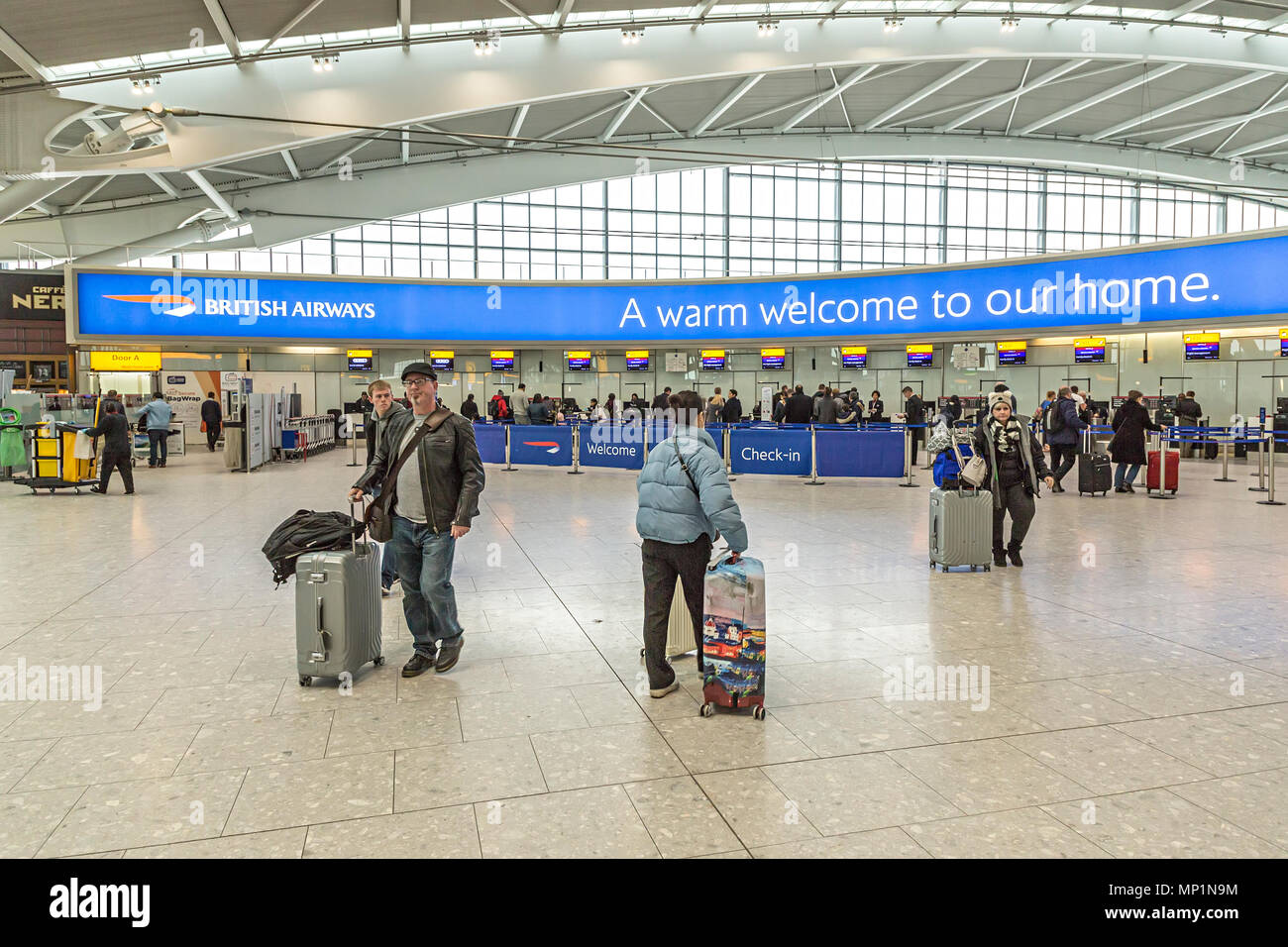 Passagiere am Check-in Schalter für British Airways, Flughafen Heathrow, London, Großbritannien Stockfoto