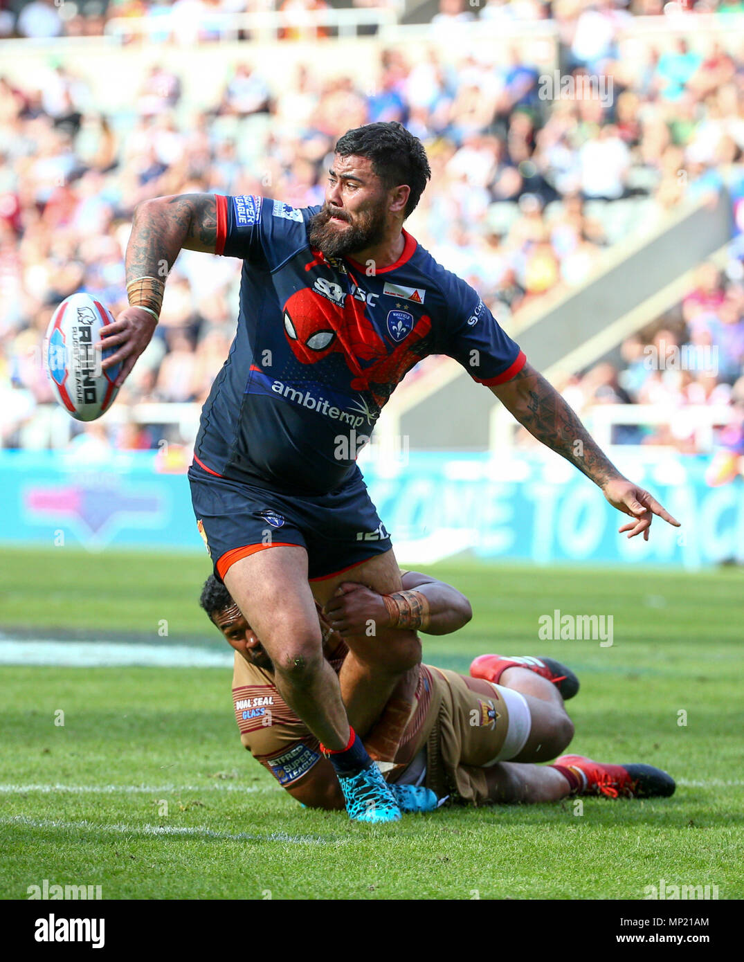 St James Park, Newcastle, UK. 20 Mai, 2018. Dacia magische Wochenende im Rugby League; Wakefield Trinity gegen Huddersfield Riesen; David Fifita von Wakefield Trinity geht er von ukuma Ta' angegangen ai von Huddersfield Riesen Credit: Aktion plus Sport/Alamy leben Nachrichten Stockfoto