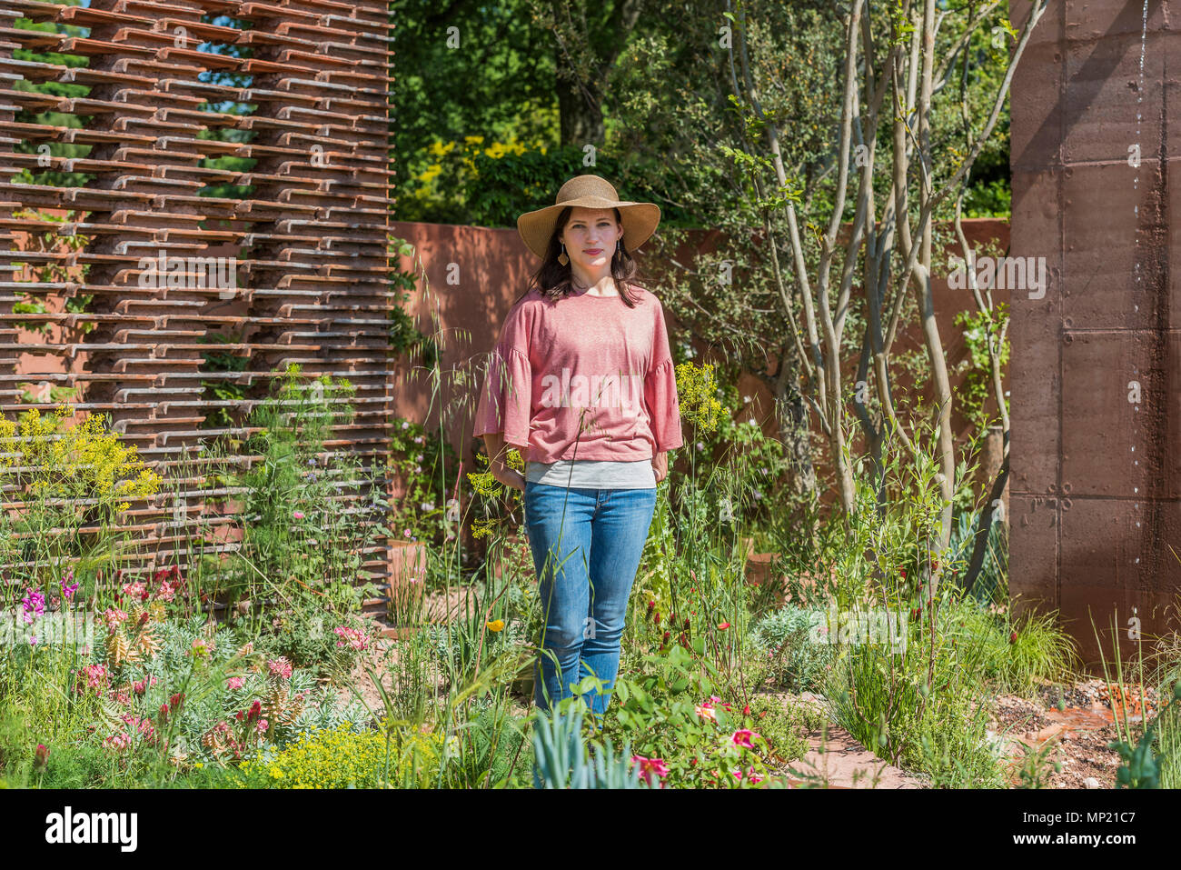 London, Großbritannien. 20. Mai 2018. Sarah Preis in Ihrer M&G Garten, Sponsor: M&G Investments, Designer: Sarah Preis und Auftragnehmer: Crocus - Die RHS Chelsea Flower Show im Royal Hospital, Chelsea. Credit: Guy Bell/Alamy leben Nachrichten Stockfoto