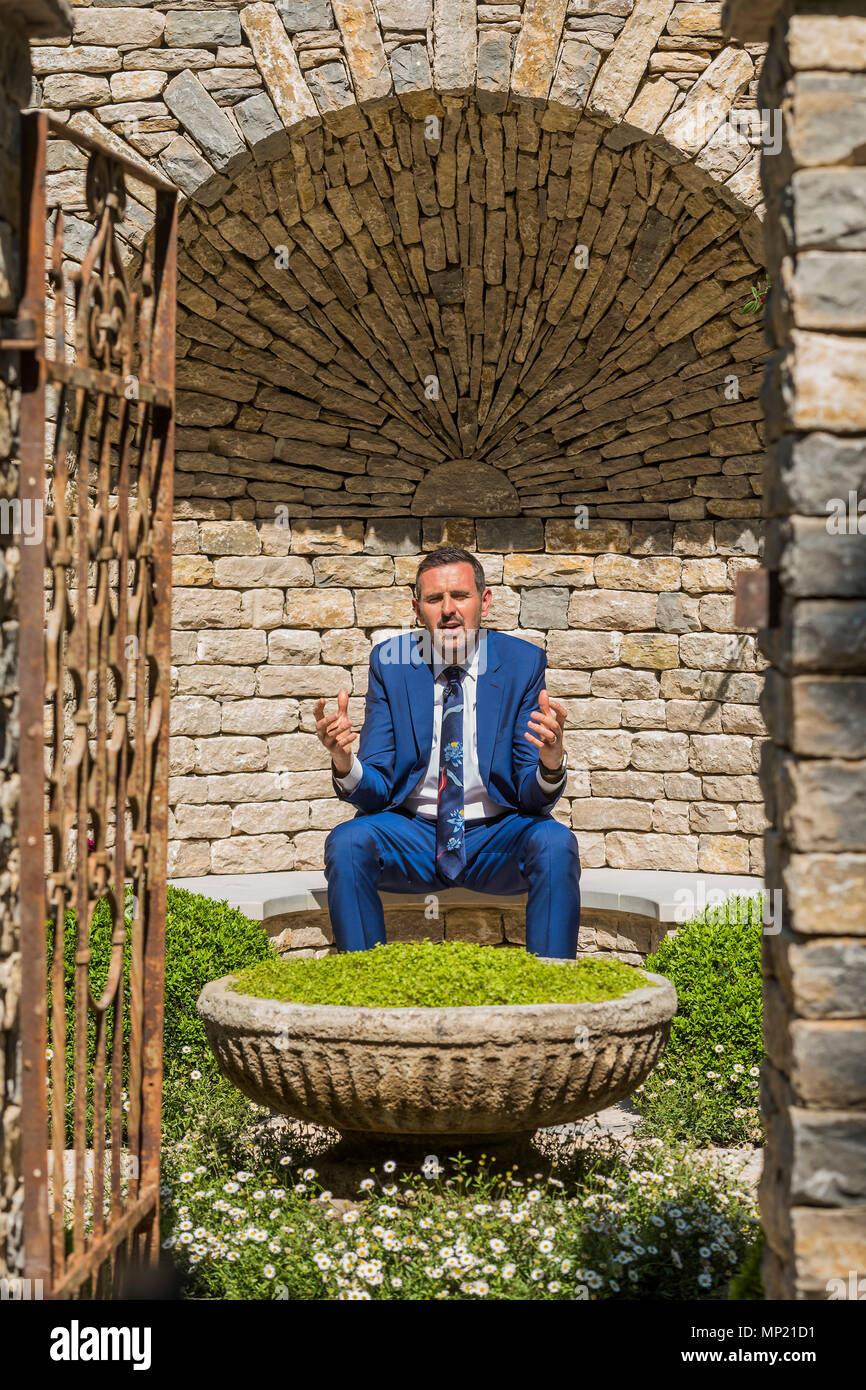 London, Großbritannien. 20. Mai 2018. BBC-Moderator Adam Frost in den Ansprüchen Jungs: ein sehr Englischer Garten, Sponsor: Die Ansprüche Kerle, Designer: Janine Crimmins und Auftragnehmer: Andrew Loudon - Die RHS Chelsea Flower Show im Royal Hospital, Chelsea. Credit: Guy Bell/Alamy leben Nachrichten Stockfoto